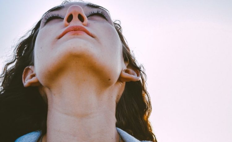 गर्दन पर पड़ने वाली झुर्रियों को कैसे दूर किया जा सकता है?