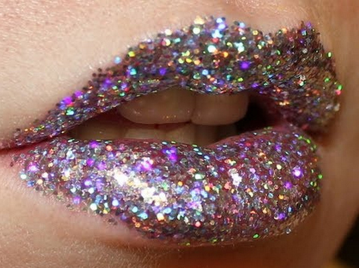 3D lip gloss Makeup Tutorial for Glamorous and Dramatic Holiday Looks