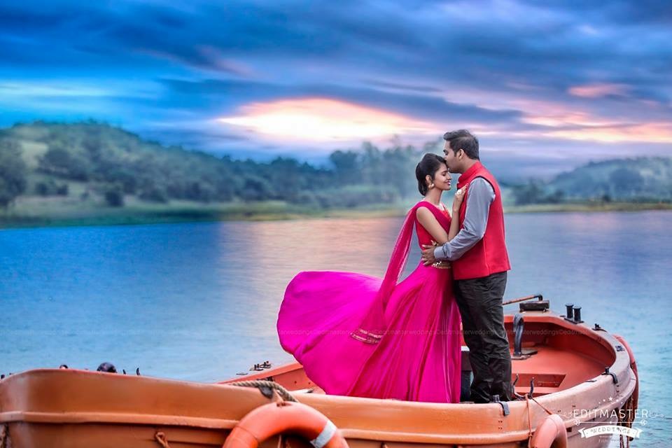 On Backwater Boats Fabulous Pre-Wedding Shoot Ideas for Every Kind Of Couple!