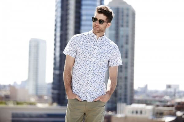 Men's short-sleeved printed white shirt with beige trousers for casual look