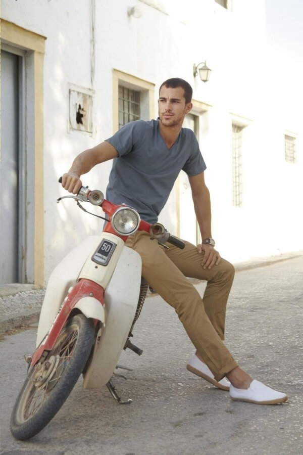 Men's blue t-shirt with beige chinos pants and white shoes for casual look