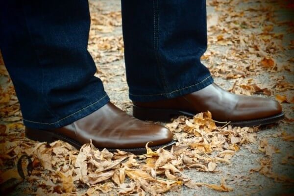 Men's brown boots with blue jeans for all occasion