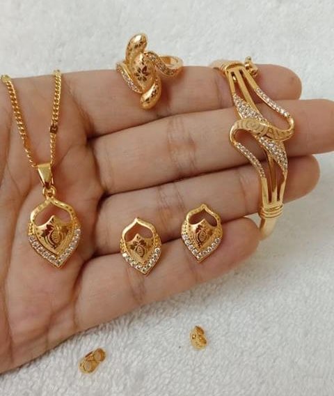 Beautiful designer gold bracelet and ring set New Gold Bracelet And Ring Set Designs