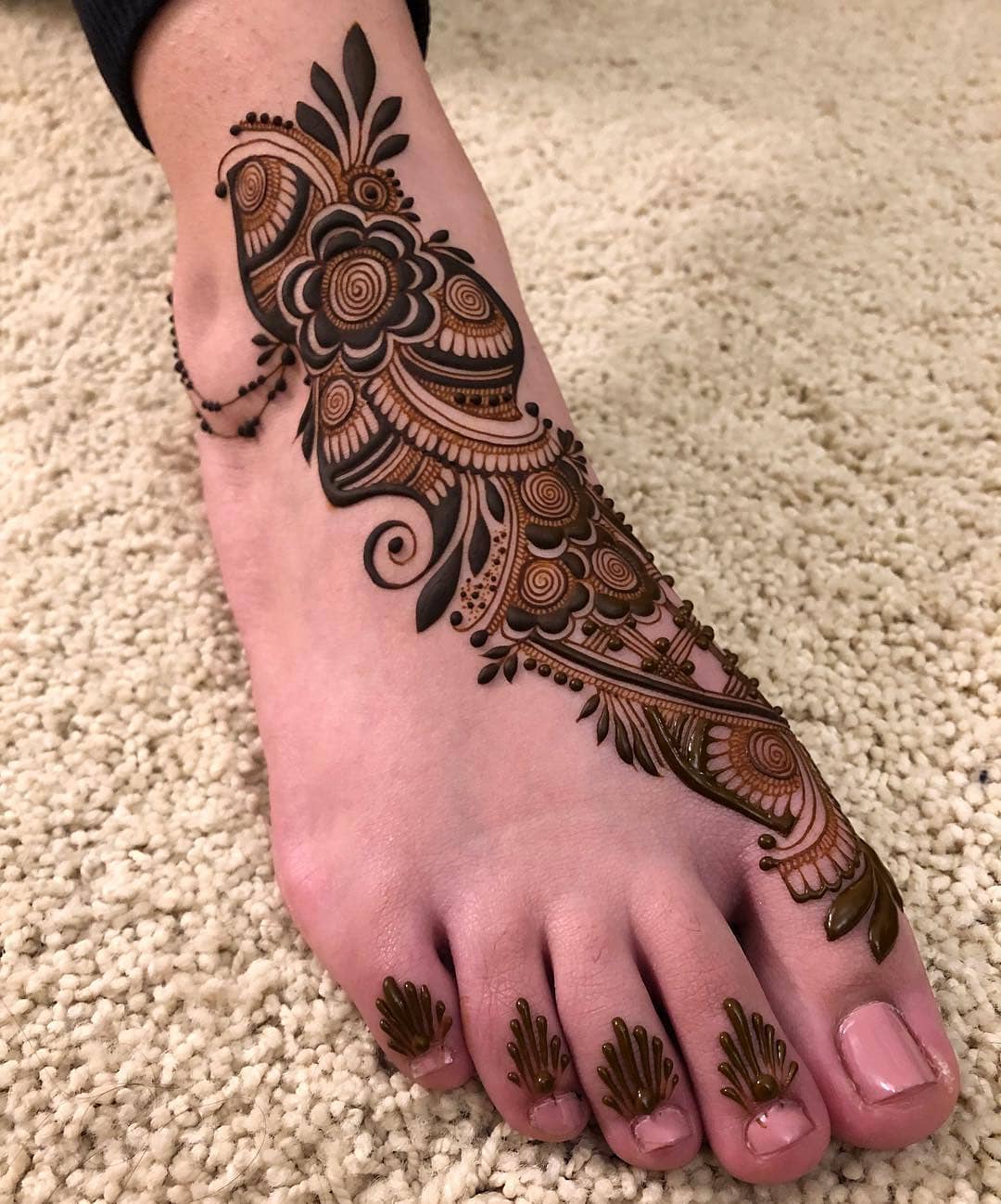 A play of bold strokes: Modern Henna Mehndi Designs For Legs