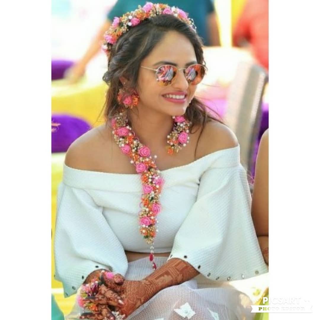 Cute and casual: Unique Ideas to Wear Floral Jewellery for Brides