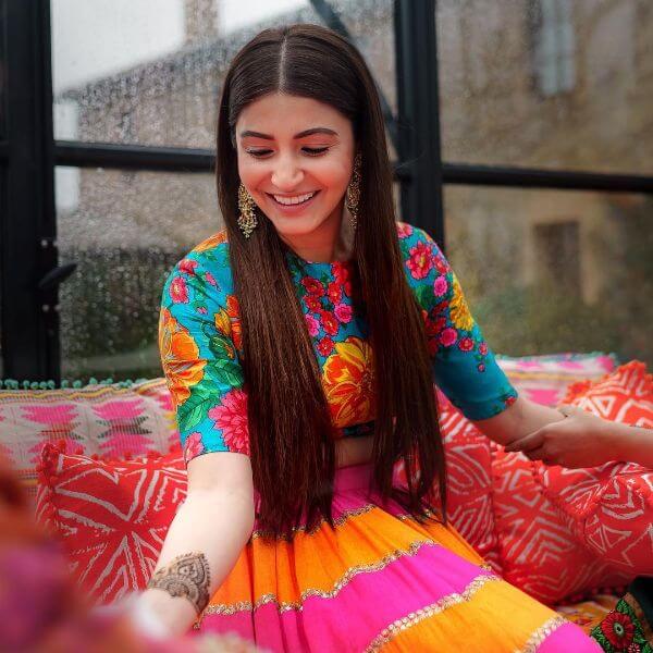 Mehendi lustre Mehendi lustre Dressing Tips from Anushka Sharma's Fashion Style