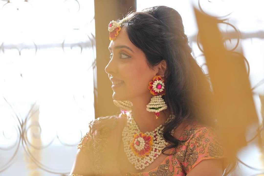  Floral beauty: Unique Ideas to Wear Floral Jewellery for Brides