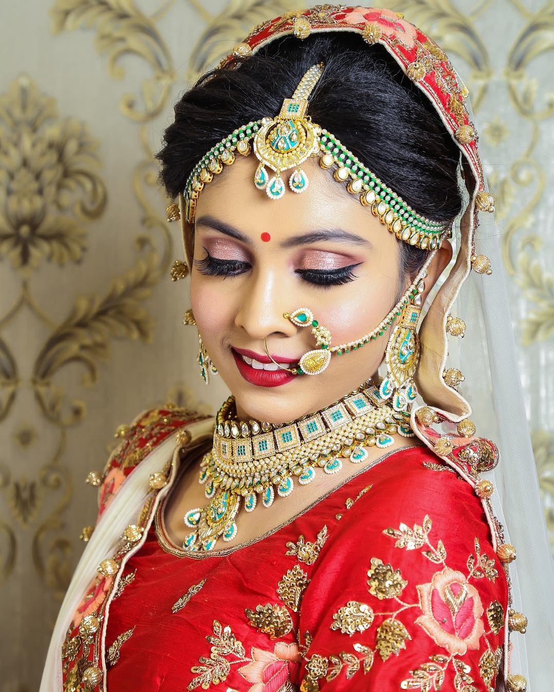  Shimmery eyes makeup look: Indian Bridal Makeup Look in Celeb Style