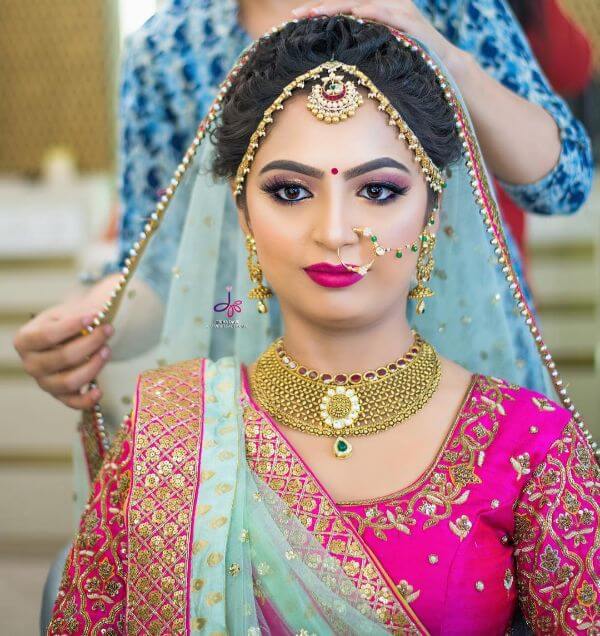 beautiful simple bridal look jewellery makeup bangles necklace gold mehndi nath eye