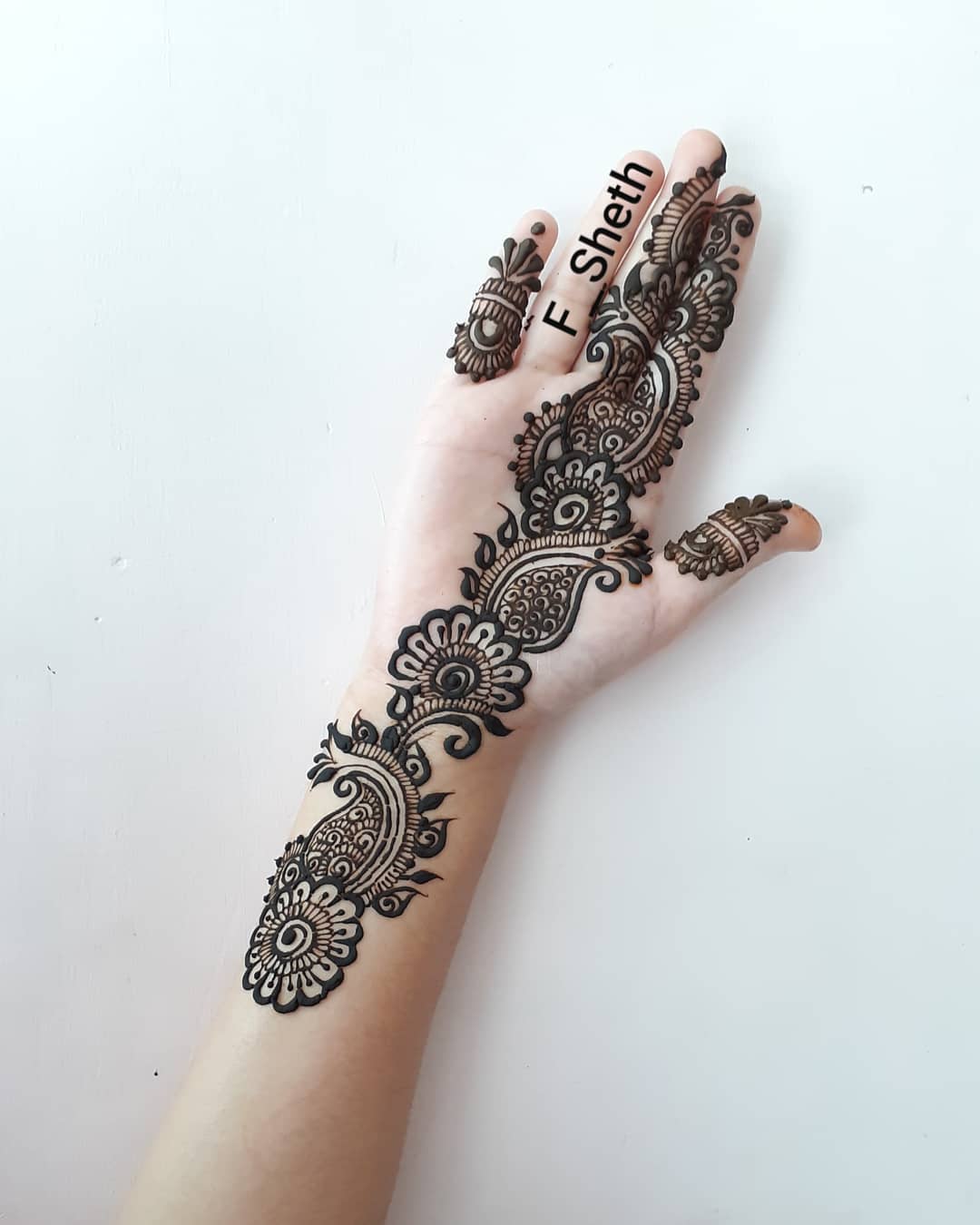  Dark mehendi design: Latest Arabic Mehndi Design for Front Hand