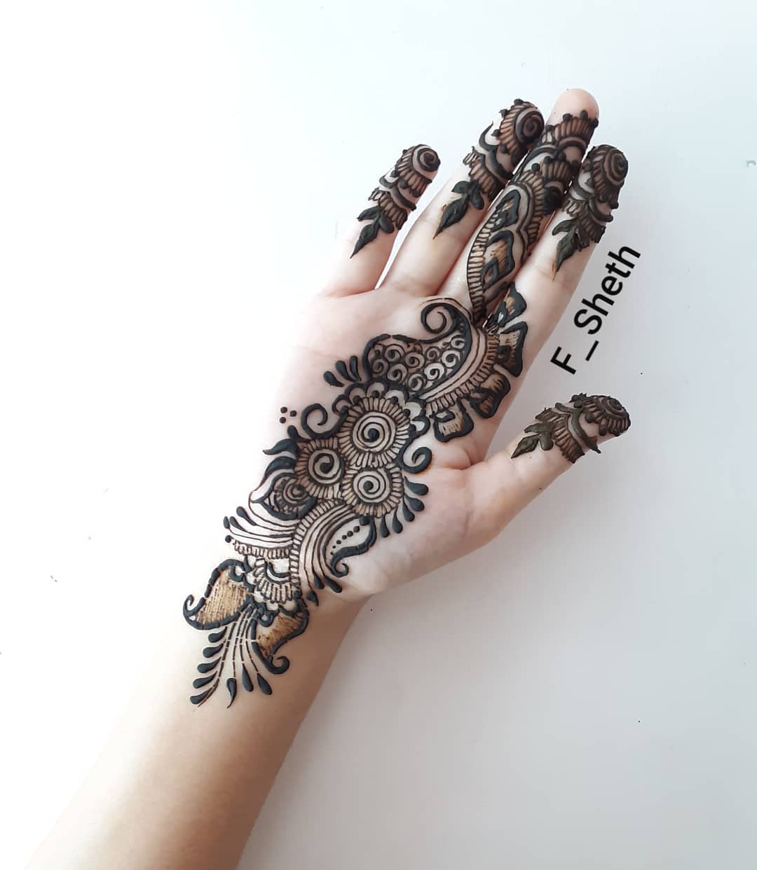 Beautiful delicate patterns: Latest Arabic Mehndi Design for Front Hand