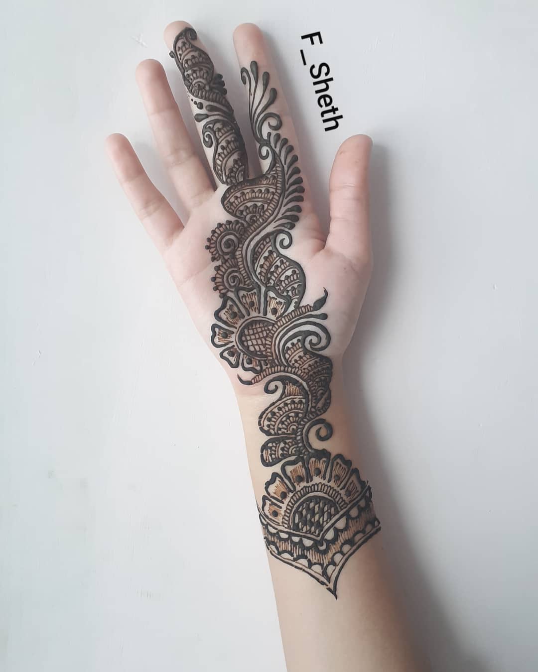 Paisley design: Latest Arabic Mehndi Design for Front Hand