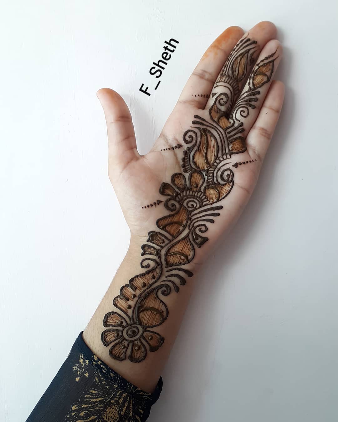 Shaded mehendi design: Latest Arabic Mehndi Design for Front Hand