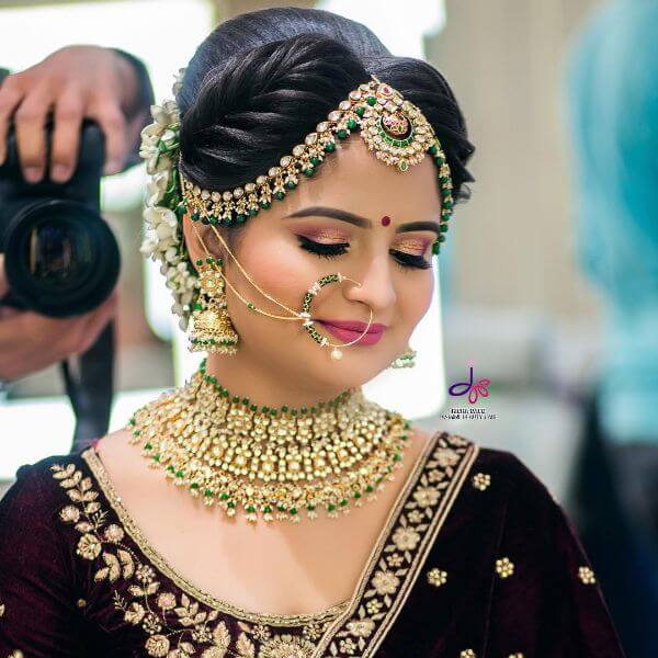 beautiful simple bridal look jewellery makeup bangles necklace gold mehndi nath eye