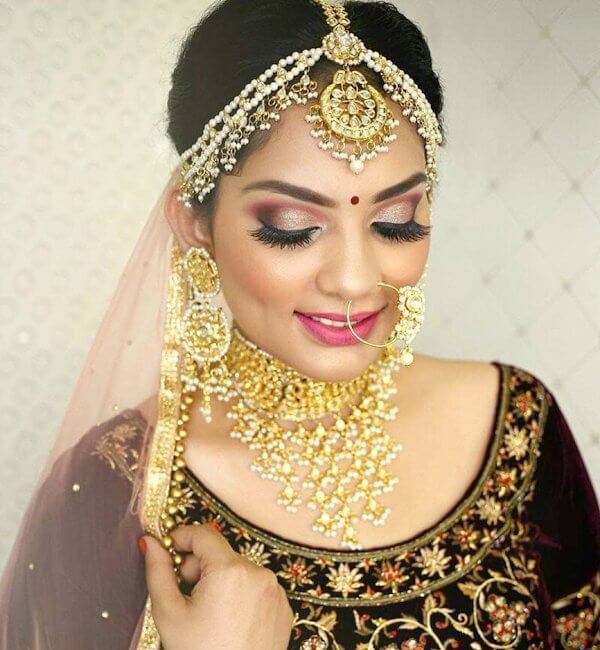 Beautiful golden wedding nath design for the bride Wedding Nath Designs for Indian Brides
