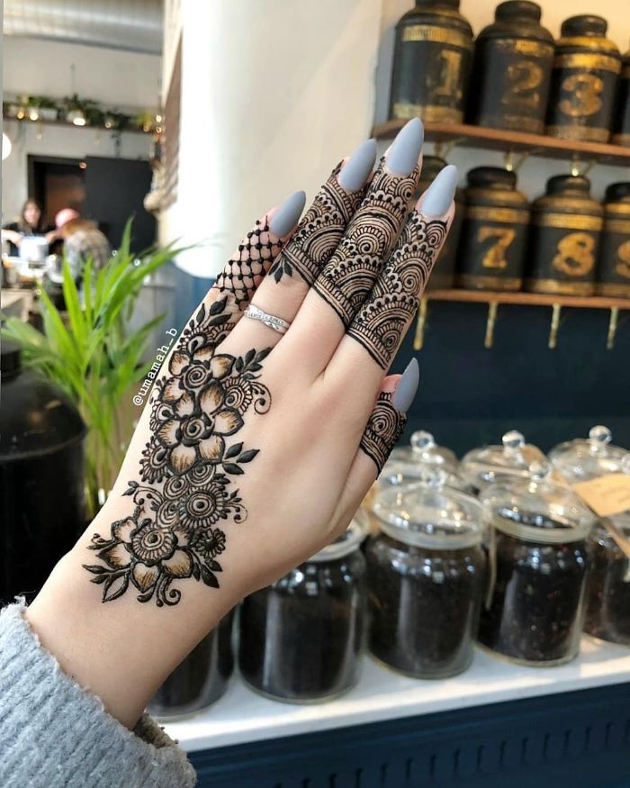 Little finger extended stylish mehndi designs for hands Stylish Back Hand Mehndi Designs from Umamah B