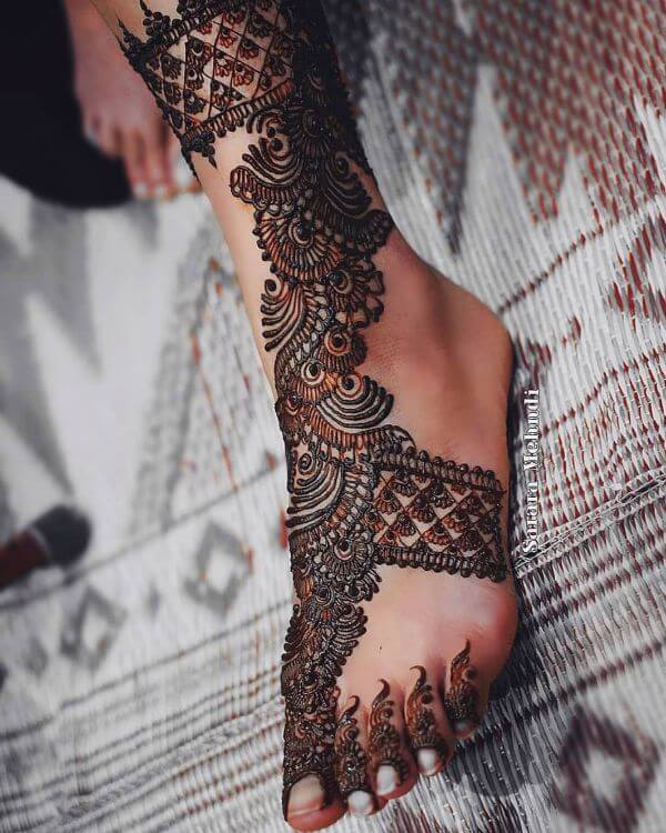 bracelet style mehndi design for foot
