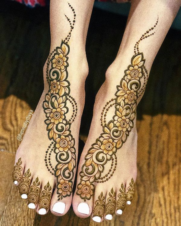 Beautiful flowery pattern trending foot mehndi design