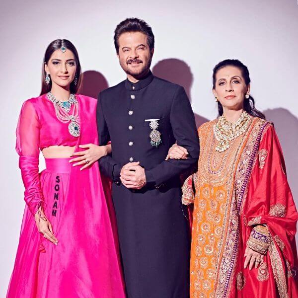Anil kapoor black shervani with nice saafaa and a brooch, with sonam kapoor and his wife