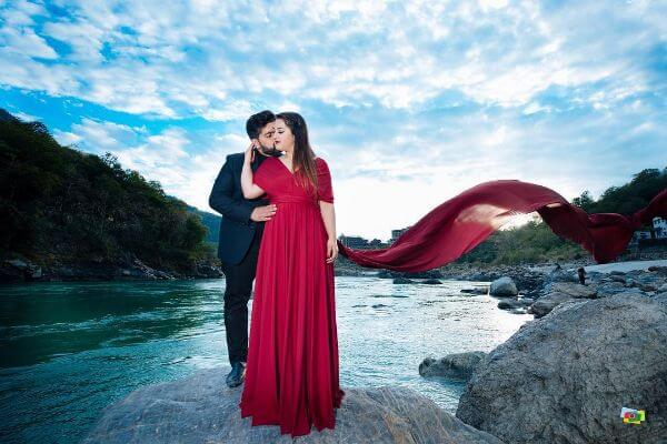 Dive right in, Kiss me slow!pre-wedding shoot Perfect Pre-Wedding Couple Photography Ideas