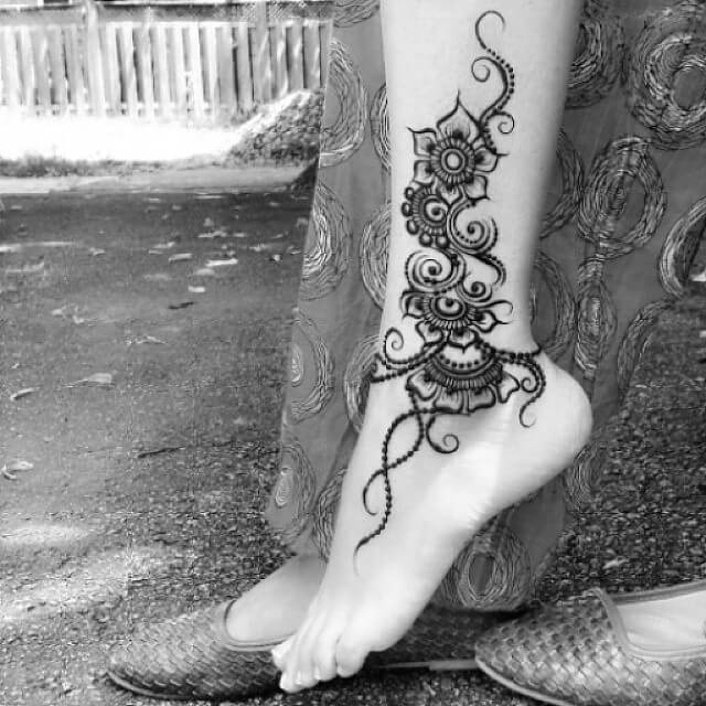 Spiralling circles mehndi design Henna Tattoo Designs For Legs