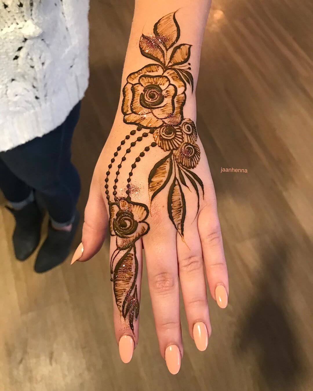 The Lustrous Winsome Shaded Mehndi Designs for Back Hand