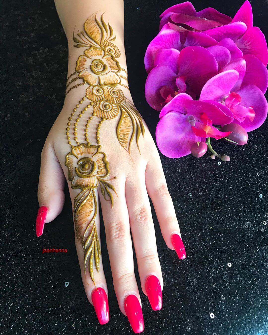 A Pretty Wrist-let Shaded Mehndi Designs for Back Hand