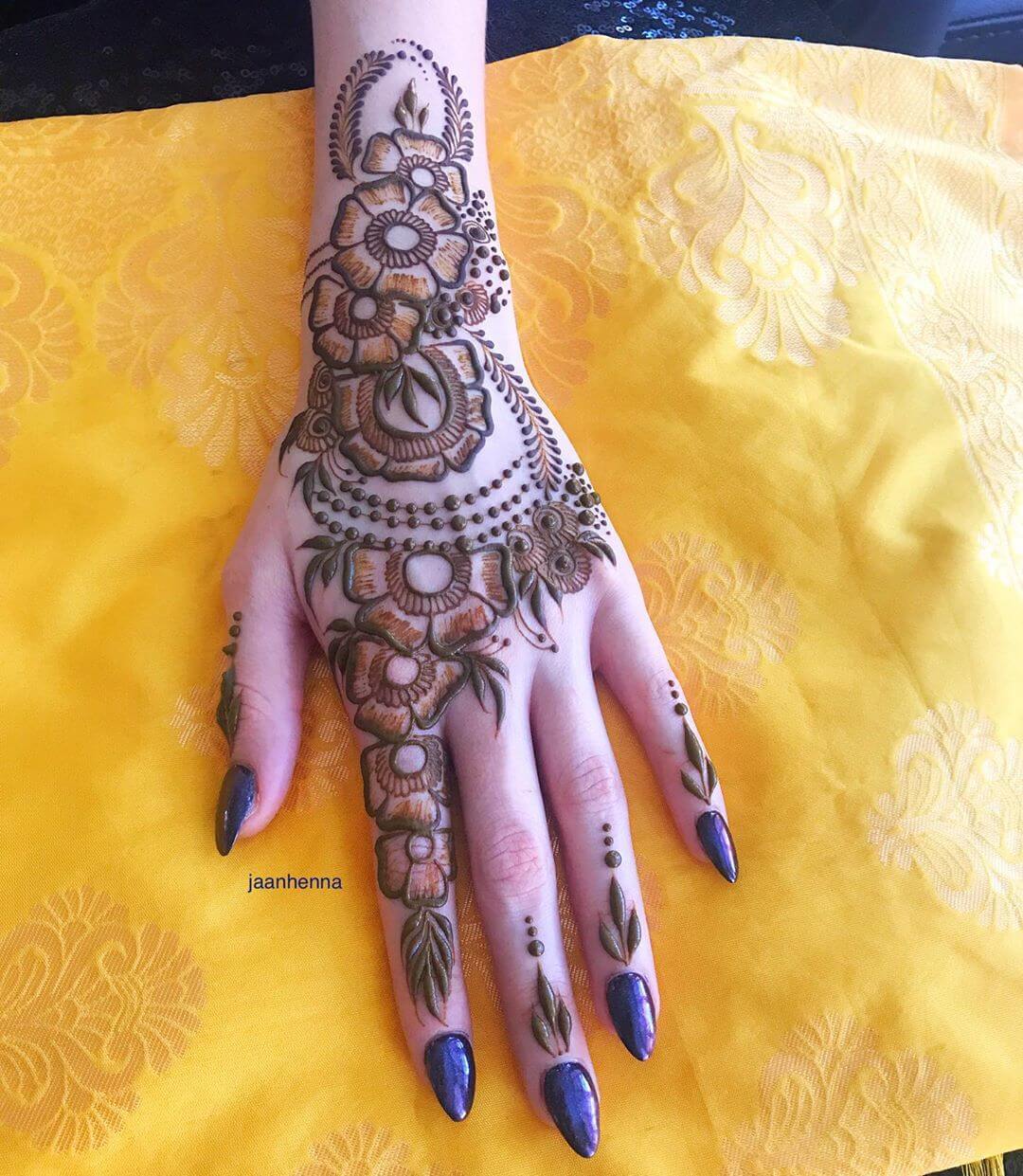 An Eye-Catching Blend Shaded Mehndi Designs for Back Hand