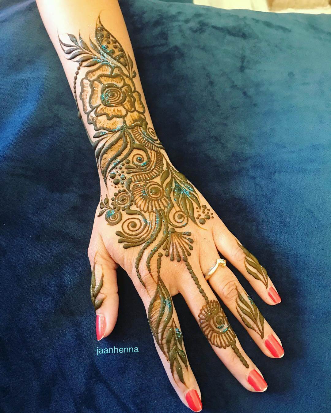 The Glitzy Radiance Shaded Mehndi Designs for Left Hand