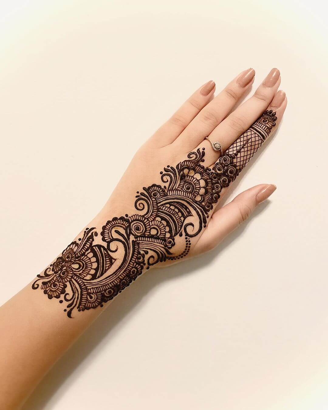 An Authentic Grace Simple Arabic Mehndi Designs for Left Hand