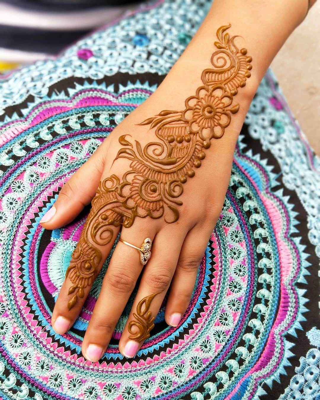 The Motifs Edging Simple Arabic Mehndi Designs for Left Hand