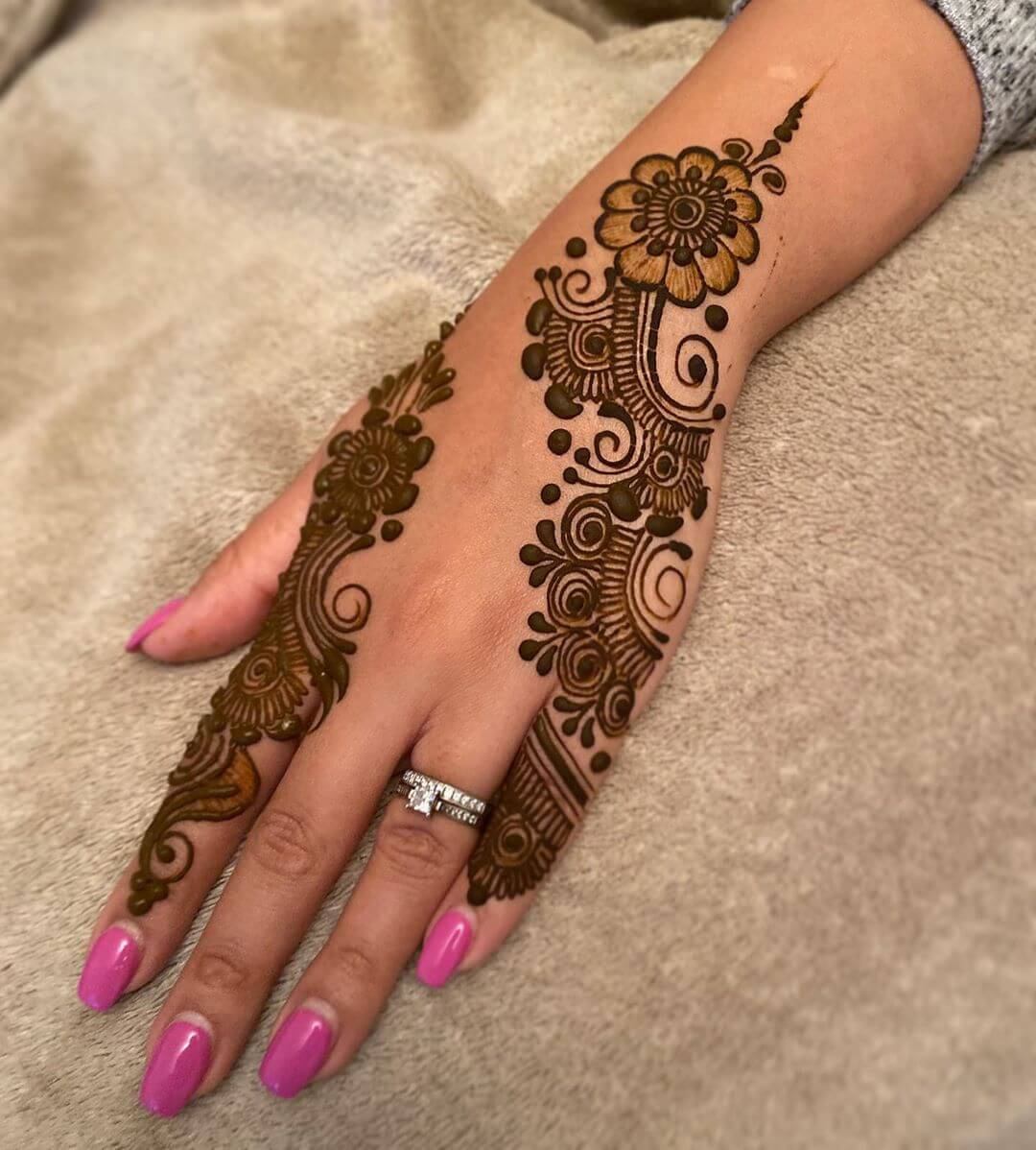 The Mid-spaced Design Simple Arabic Mehndi Designs for Left Hand