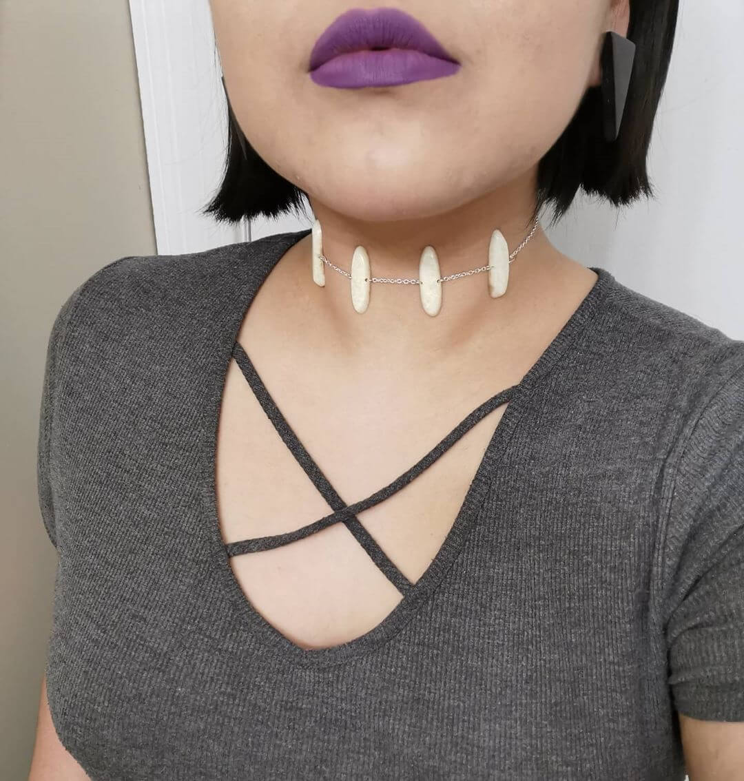 A choker necklace for a trendy look