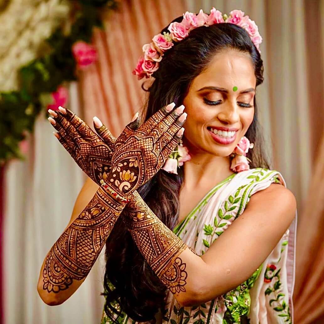 latest-mehndi-poses-for-bride-with-floral-jewellery-1 | WedAbout