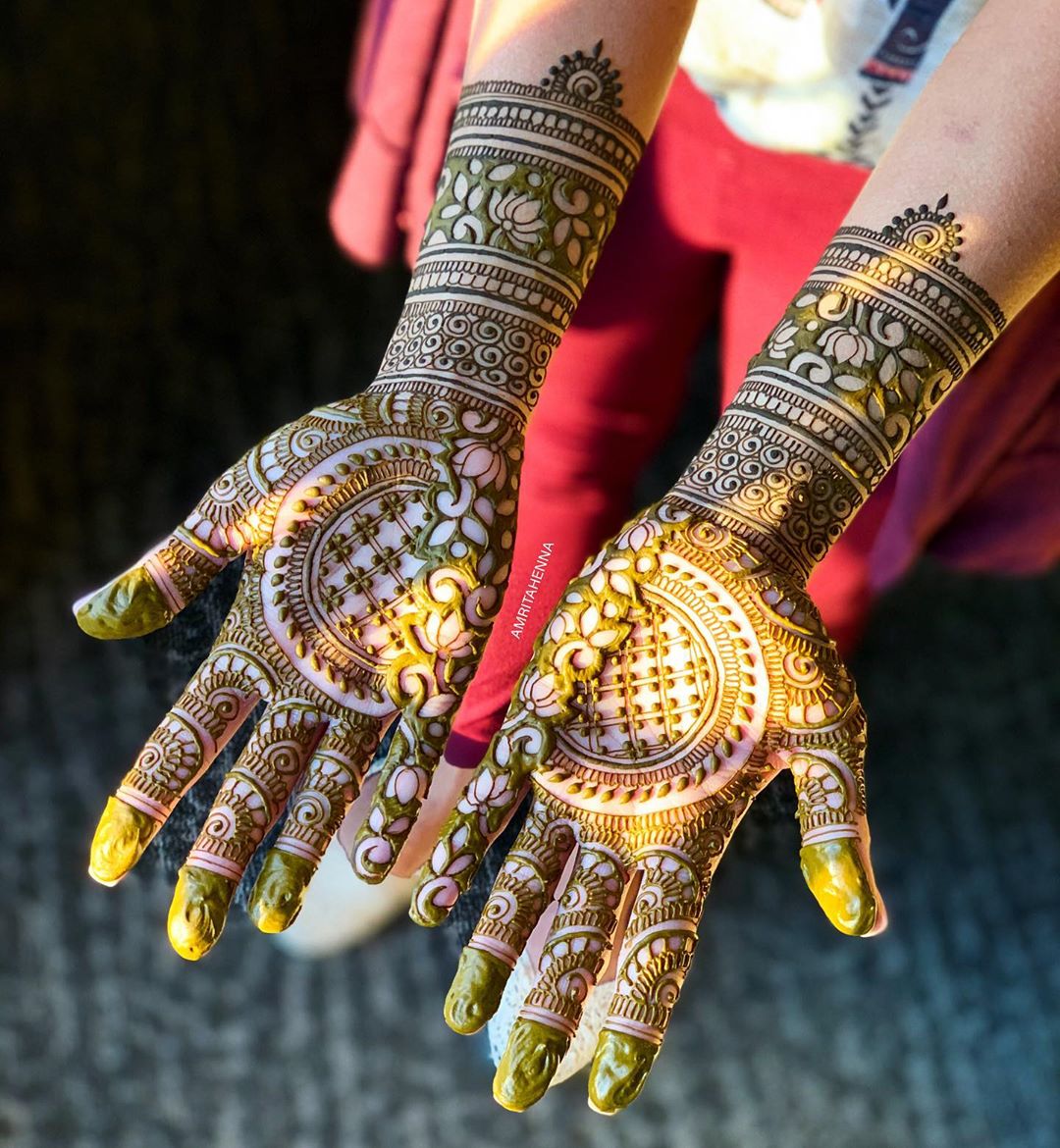 Amusing mirror Marwari style henna for amorous brides