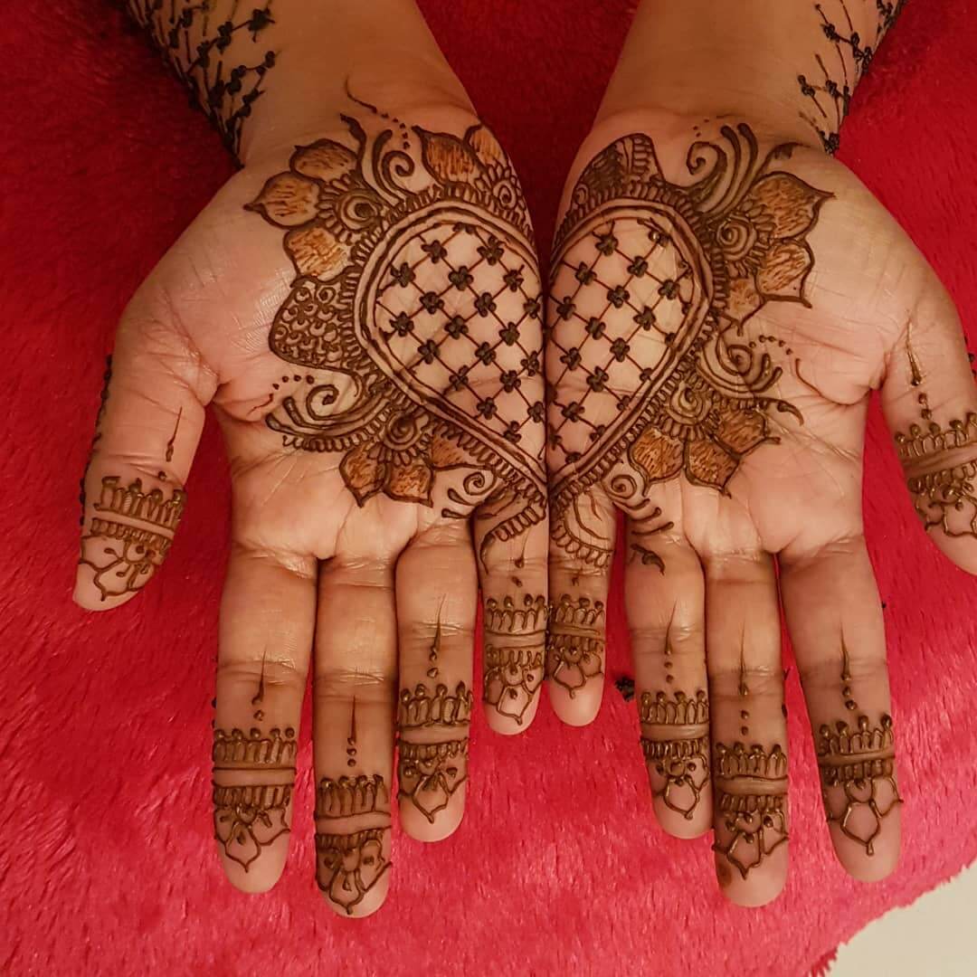 Bewitching heart mehndi design for palms