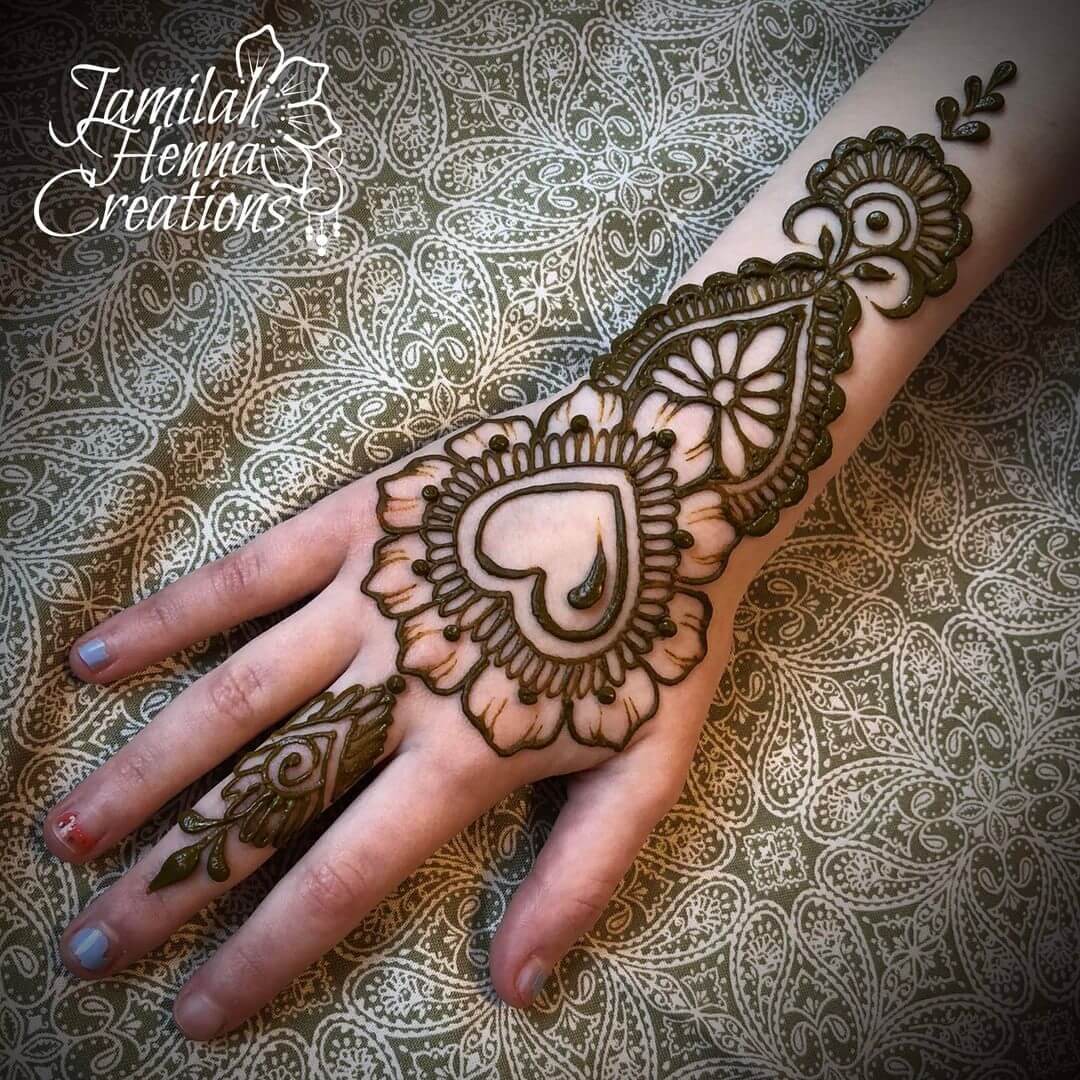 Alluring heart mehndi design for back of the palm: