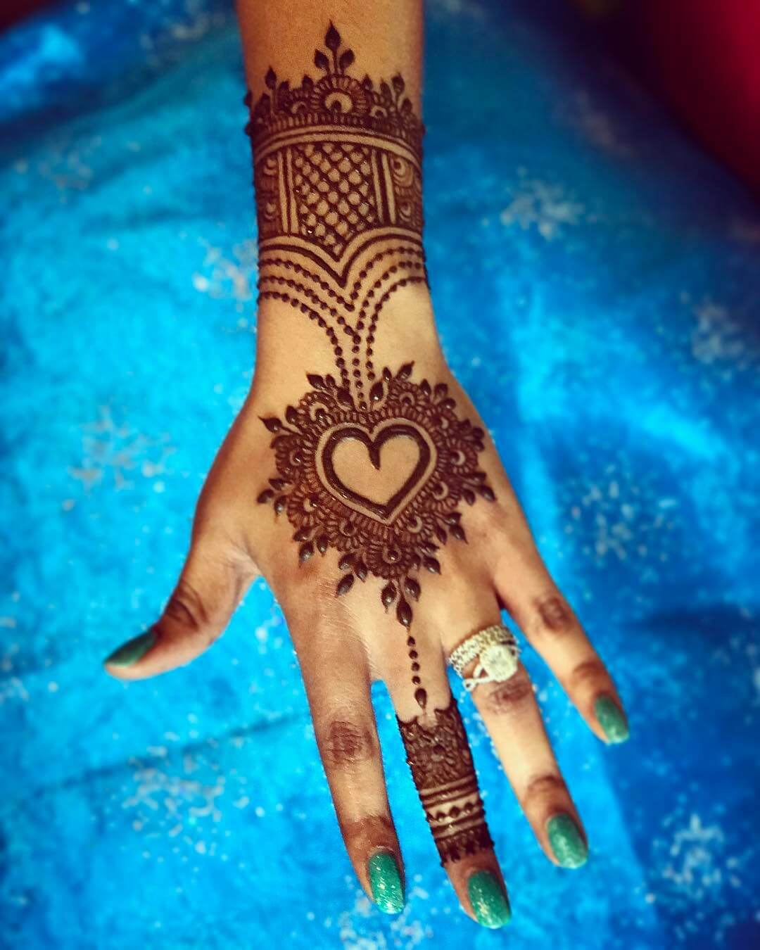 Comely heart mehndi design for back of the palm