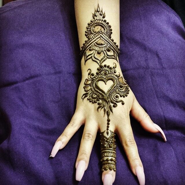 Prettifying heart mehndi design for back of the palm