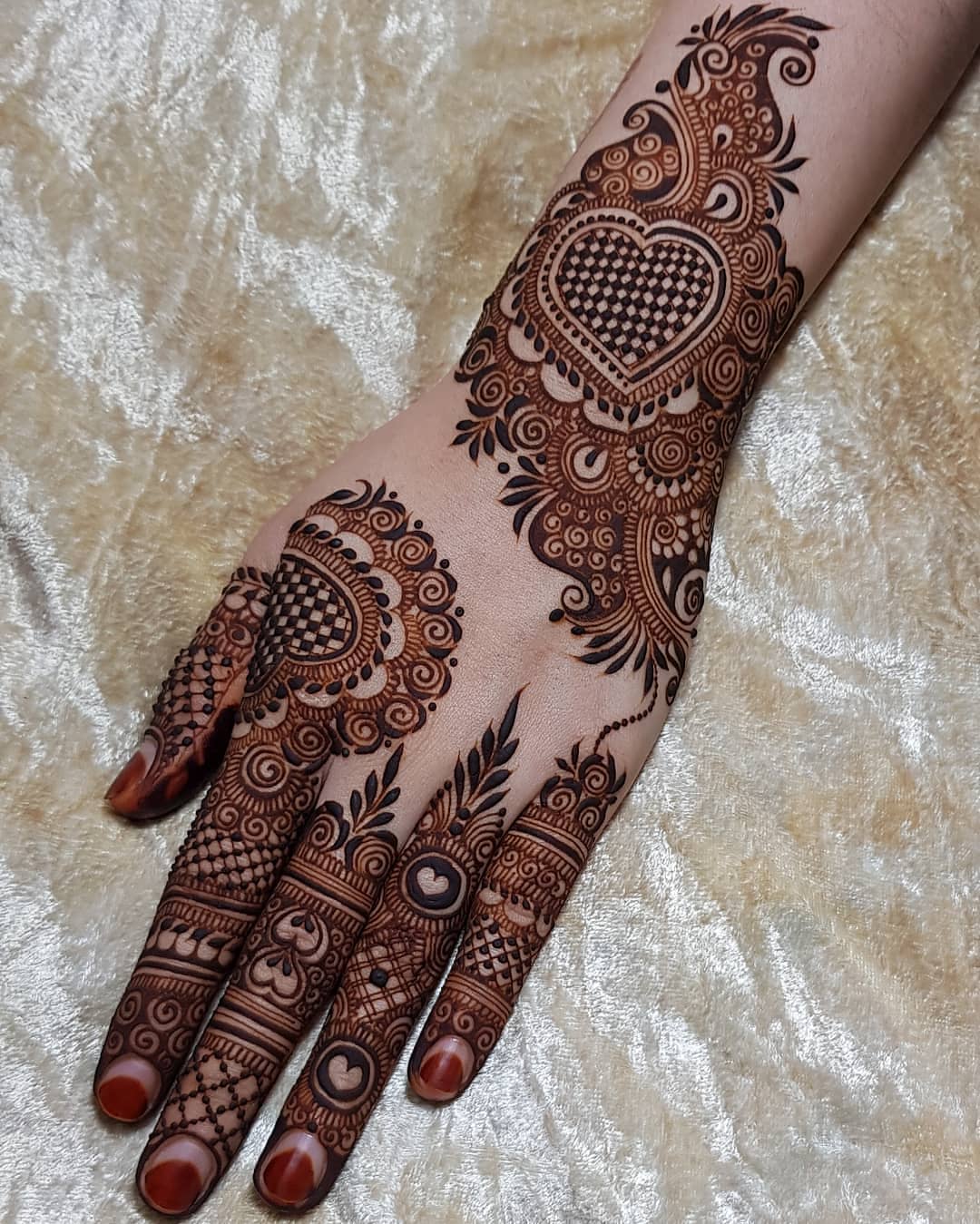Magnificent heart mehndi design for back of the palm 