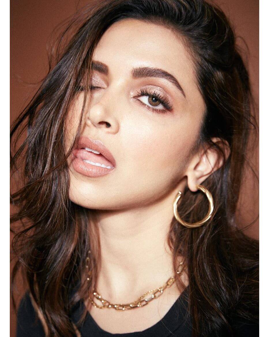 Gold chain and gold earring look of Deepika Padukone