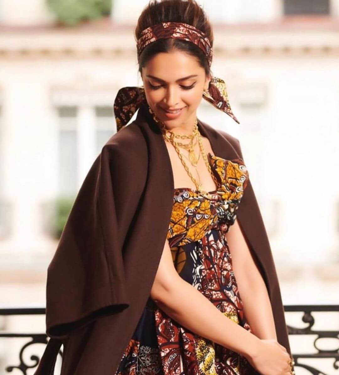  Deepika Padukone’s golden chain and a pendant with floral hairband.
