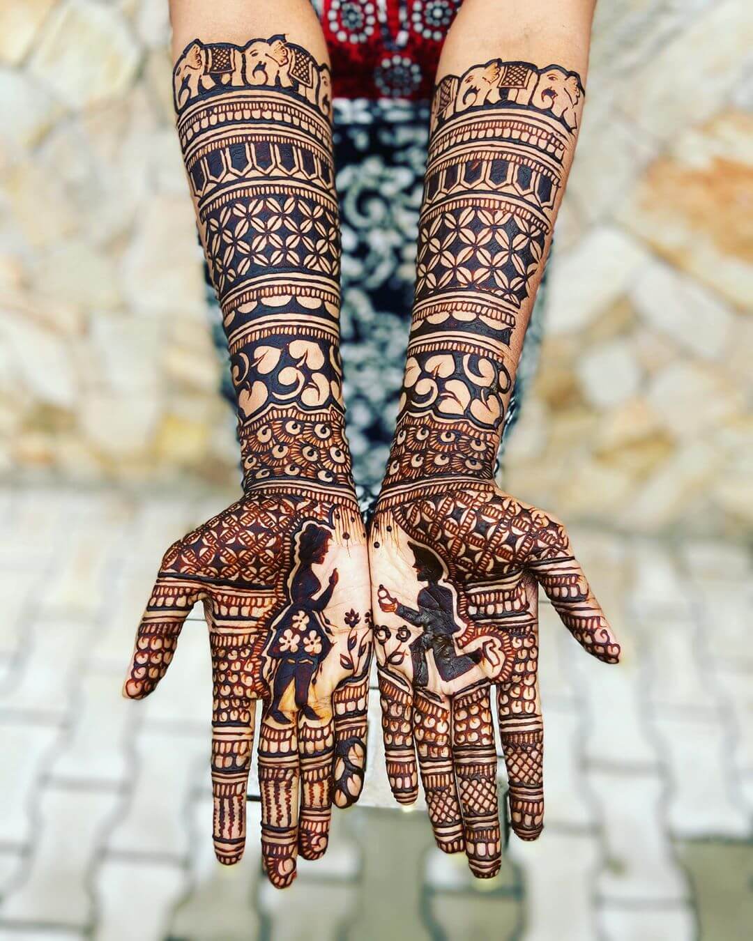 Dark And Bold Strokes For The Engagement Mehendi Design