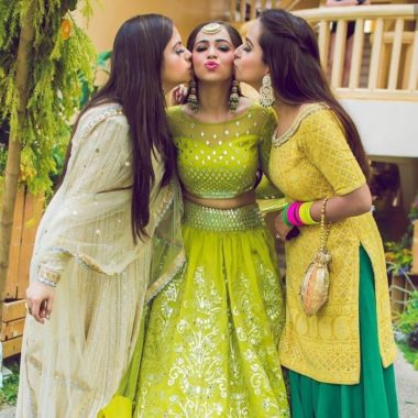Photoshoot Poses For Indian Brides With BFFs at Wedding - K4 Fashion
