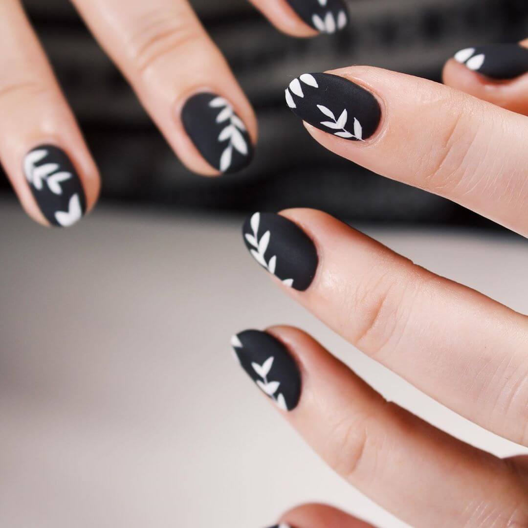 Print in white with leaf petals Black And White Nail Art Designs