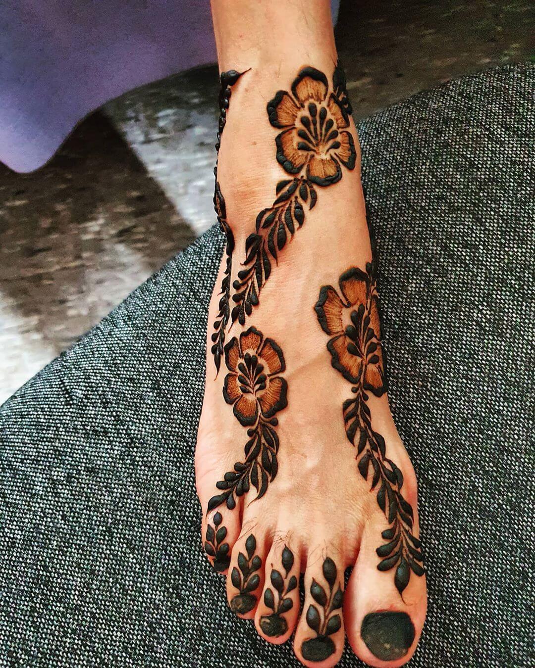 Bold and Filled-up Mehendi designs for Feet