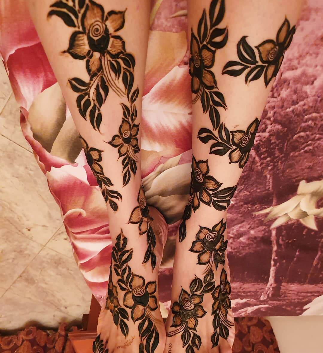 Minimalist Flowers Mehendi designs for Feet