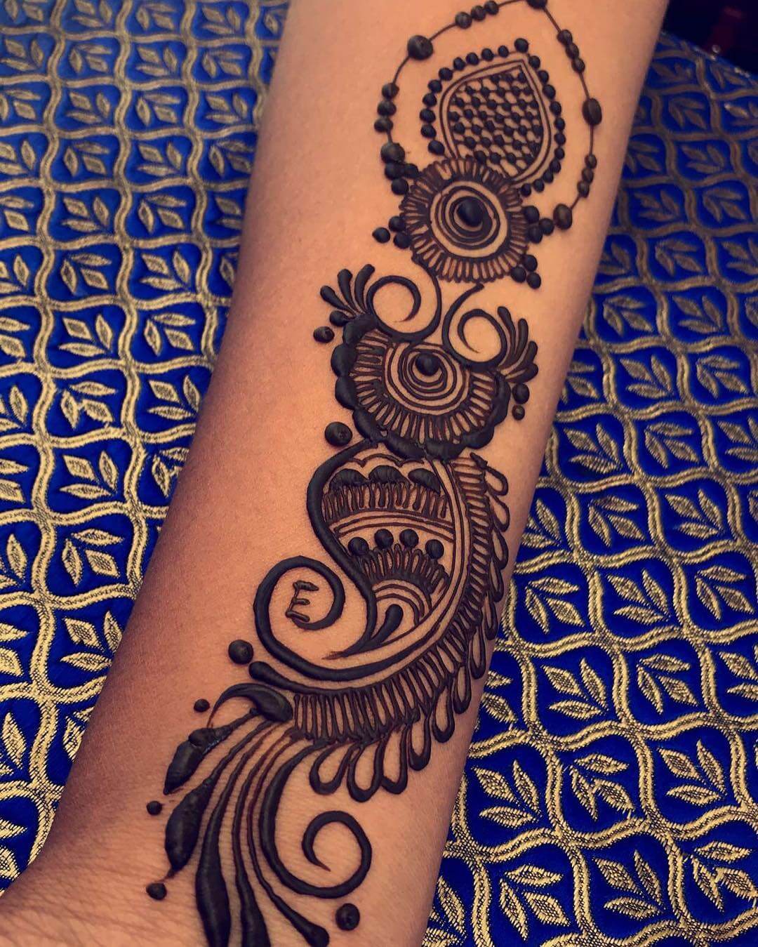 Mehndi Design With Flowers And Dots For Front Side
