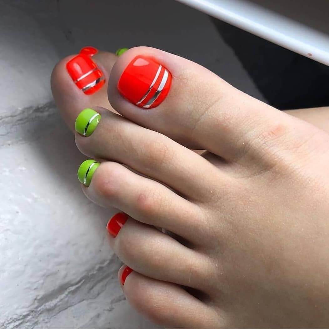 French Red And Green Toe Nail Art Designs