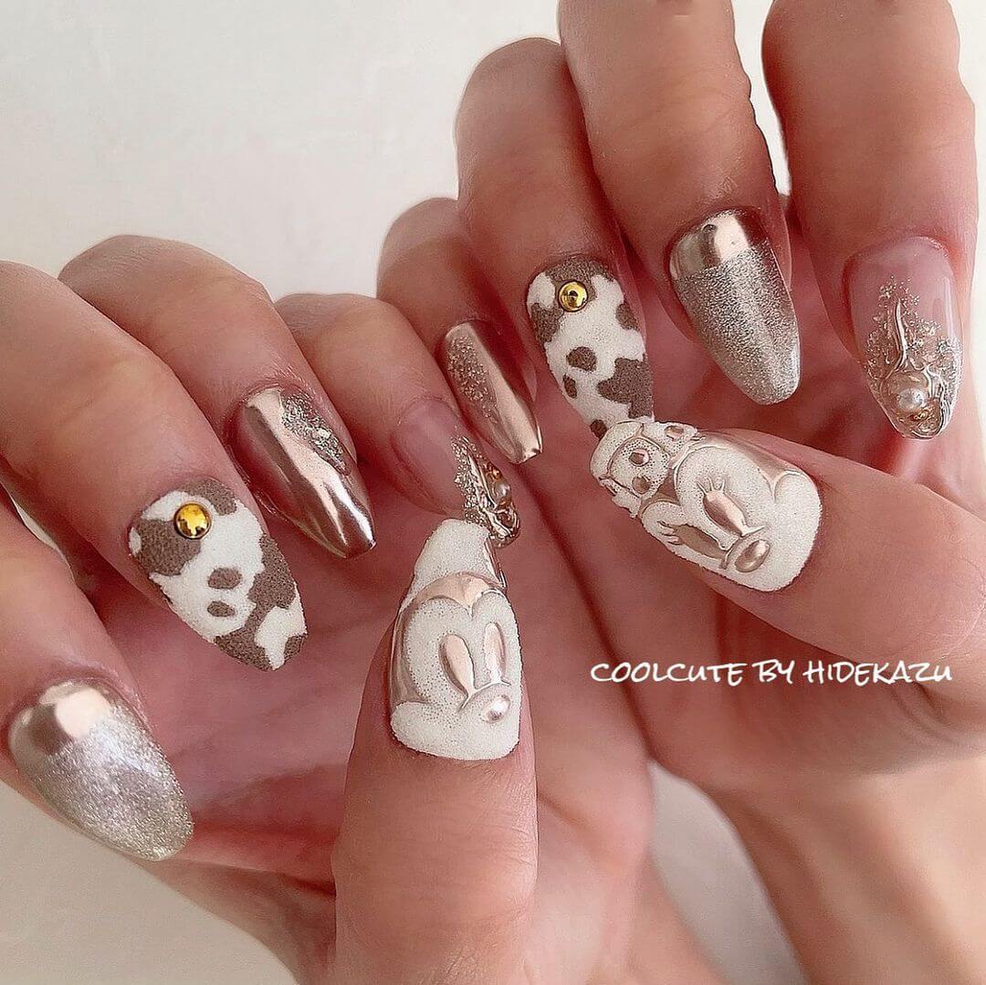Disney Nail Art Designs Mickey Mouse in white and gold